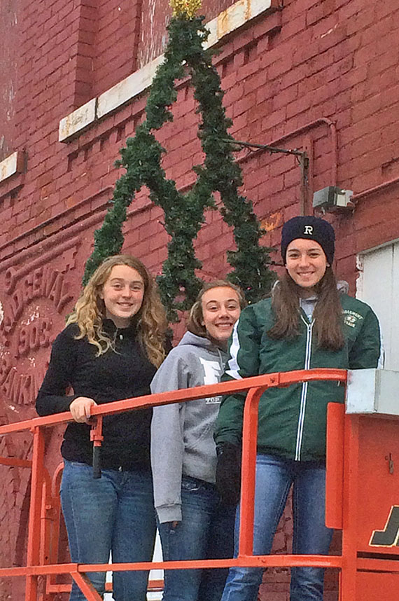 Holiday spirit in R'way