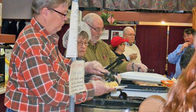 Ada Kiwanis serves meal